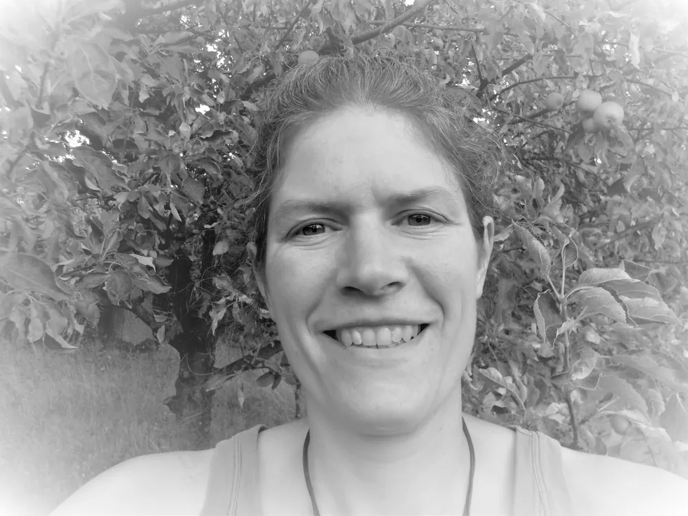 Schwarz-Weiß-Porträt von Inga Laschat vor einem Baum