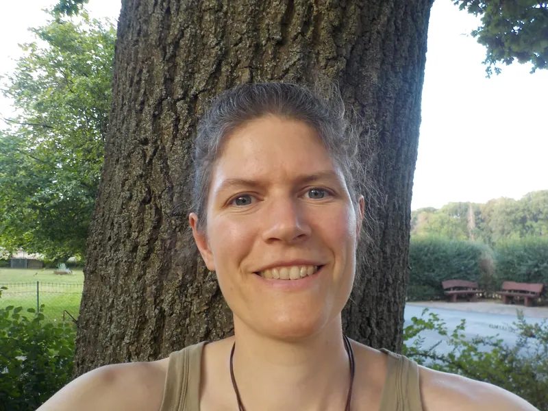 Inga Laschat vor einem Baum
