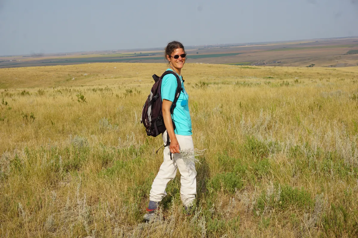Inga Laschat unterwegs in der weiten Graslandschaft von South Dakota